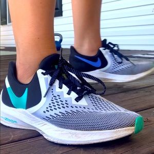 NIKE • tennis shoes